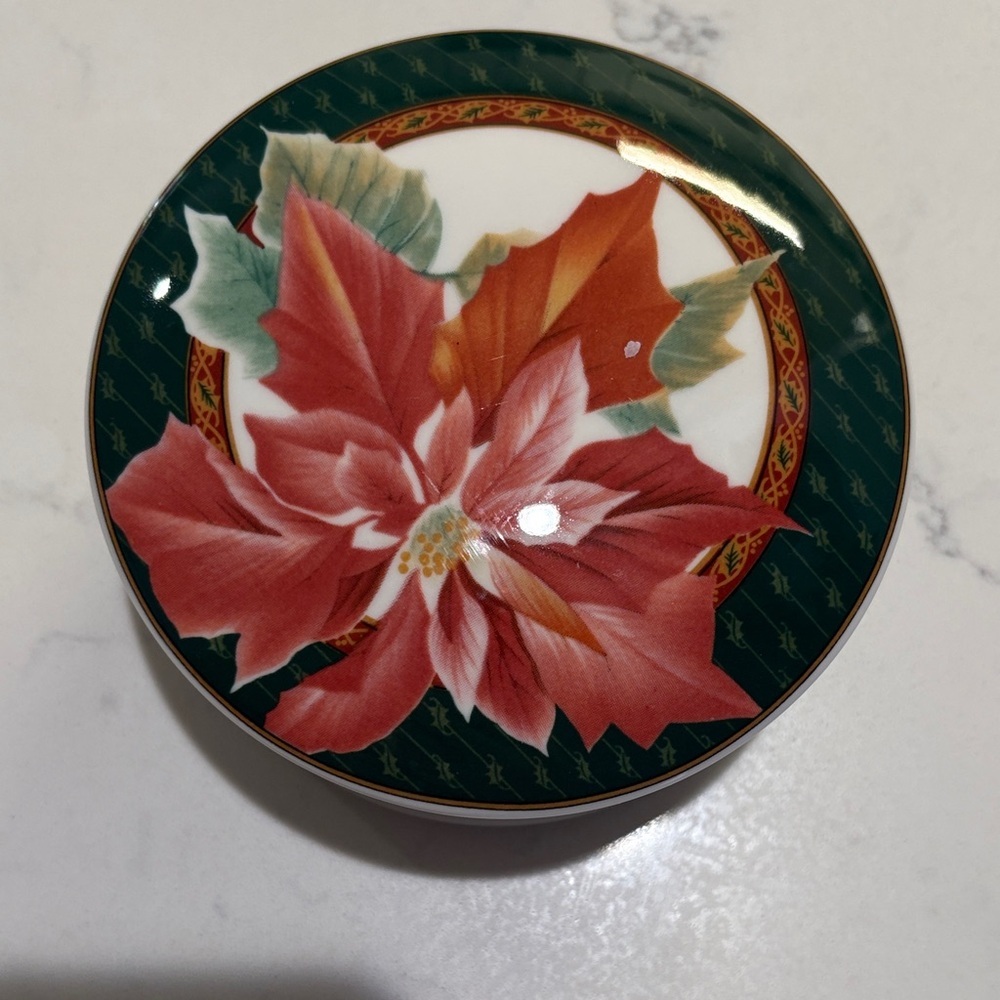 Mikasa Poinsettia Holiday Trinket bowl in Green and Red….